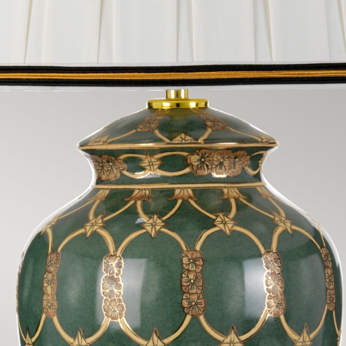 Sashi 1-flammige Tischlampe mit hohem Empire-Schirm - Grün mit Gold und Braun mit Elfenbein mit schwarzem und goldenem Schirmrand