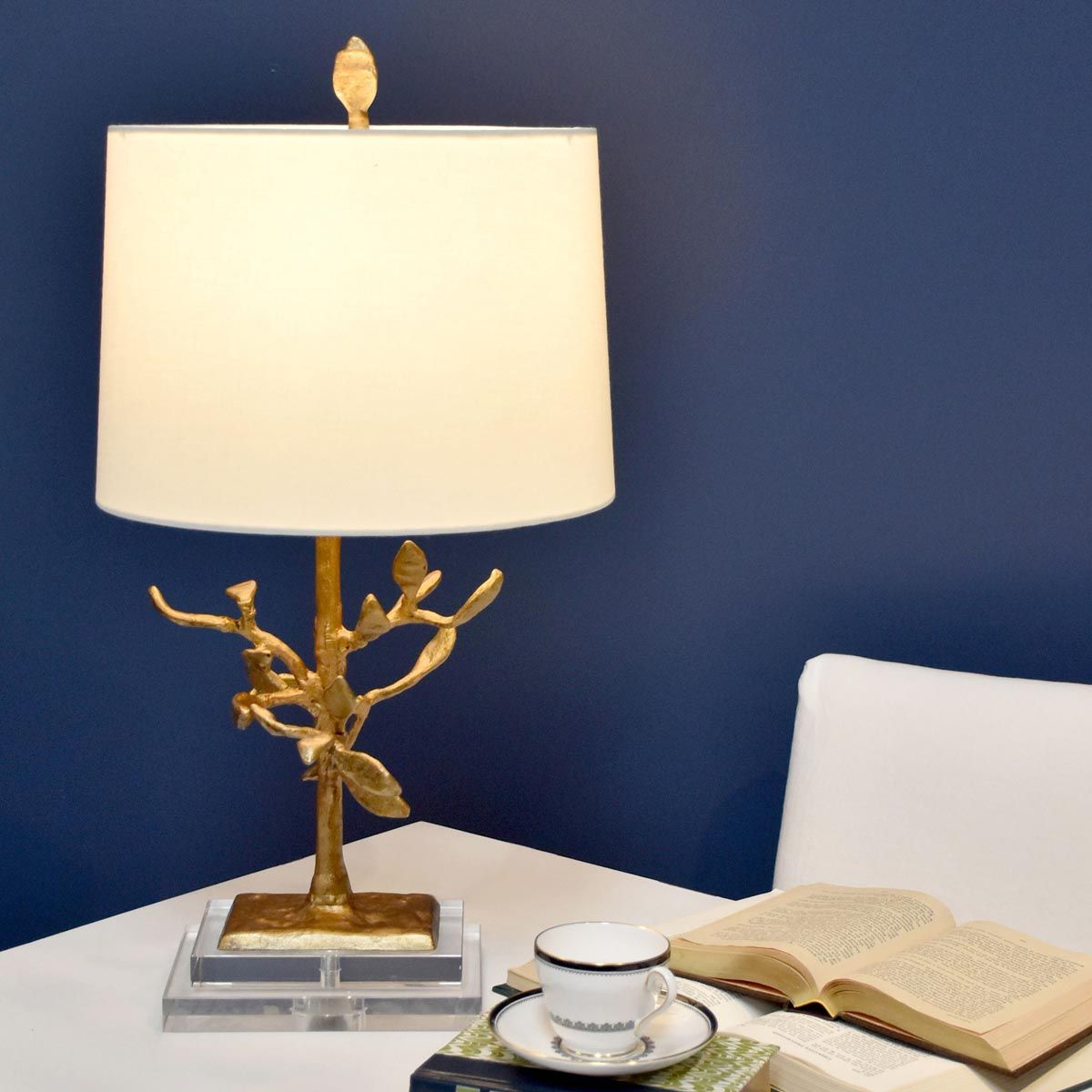Audubon Park Tischlampe mit 1 Licht, Antik-Gold mit cremefarbenem Schirm - Elsteadlighting - leuchtengrosshandel24