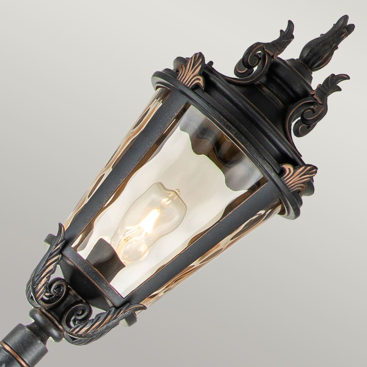 Baltimore 1 - flammiger großer Laternenpfahl - verwitterte Bronze - Elsteadlighting - BT5 - L