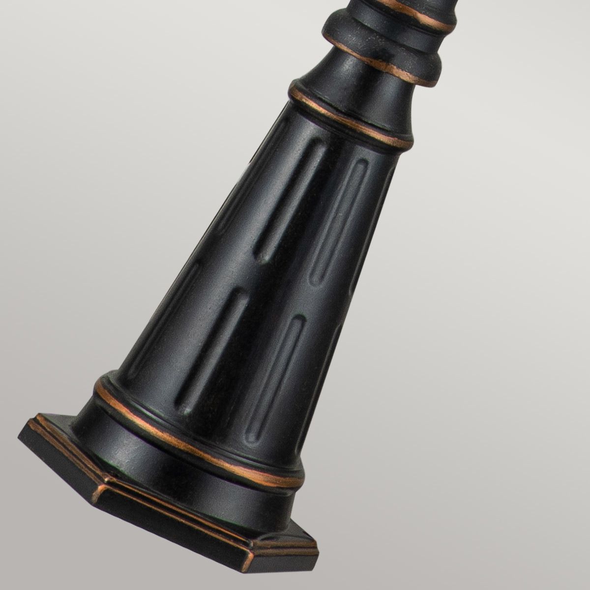 Baltimore 1 - flammiger großer Laternenpfahl - verwitterte Bronze - Elsteadlighting - BT5 - L