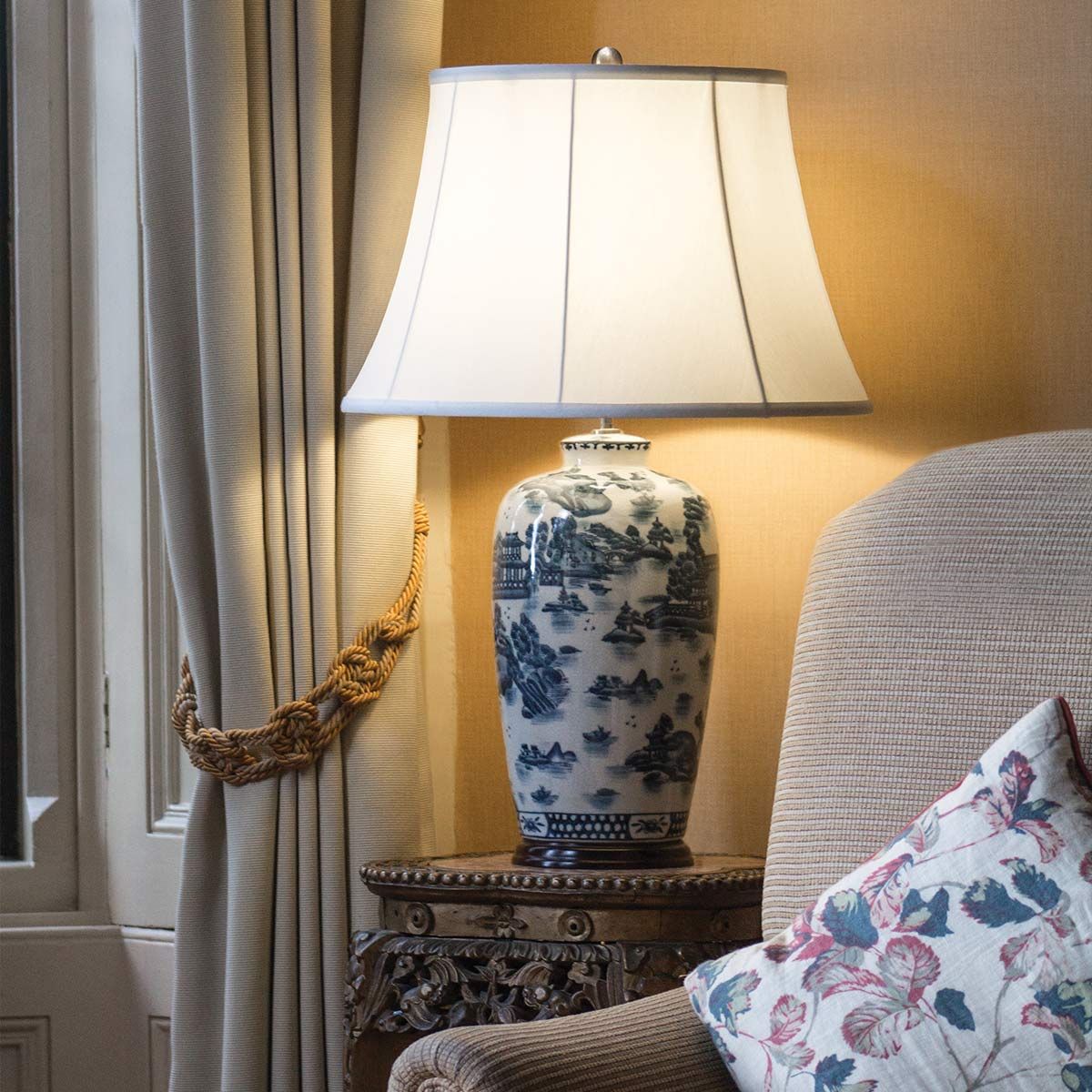 Blaue traditionelle Tischlampe mit 1 Licht - Blau und Weiß mit cremefarbenem Schirm - Elsteadlighting - leuchtengrosshandel24
