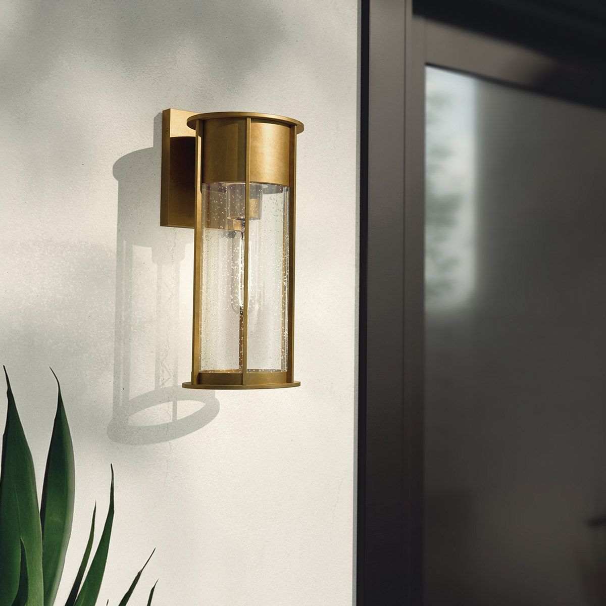 Camillo, mittelgroße Wandlaterne, 1 l, lackiertes Naturmessing - Elsteadlighting - KL - CAMILLO - M - PNBR