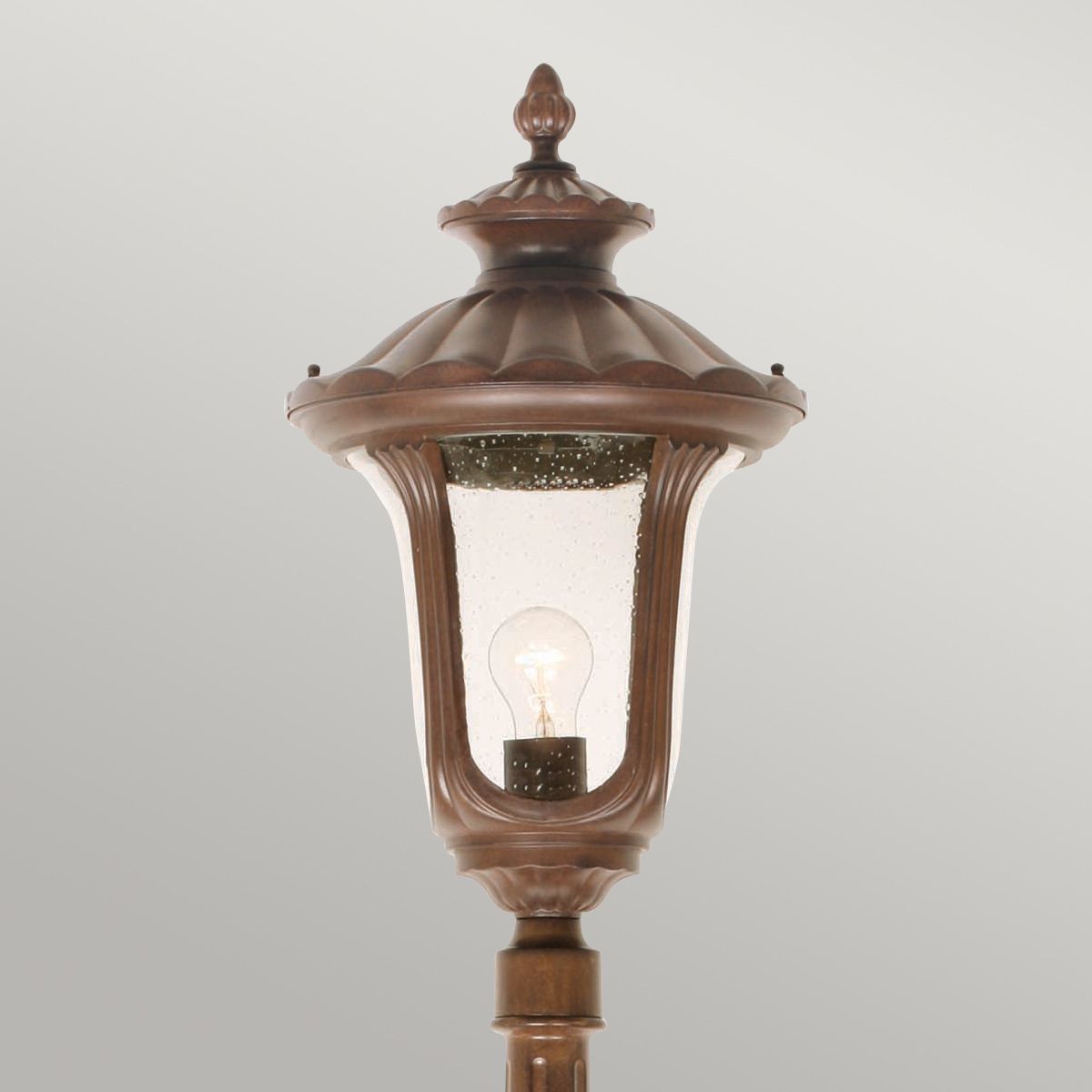 Chicago 1 - flammiger mittelgroßer Laternenpfahl - Rostige Bronzepatina - Elsteadlighting - CC5 - M