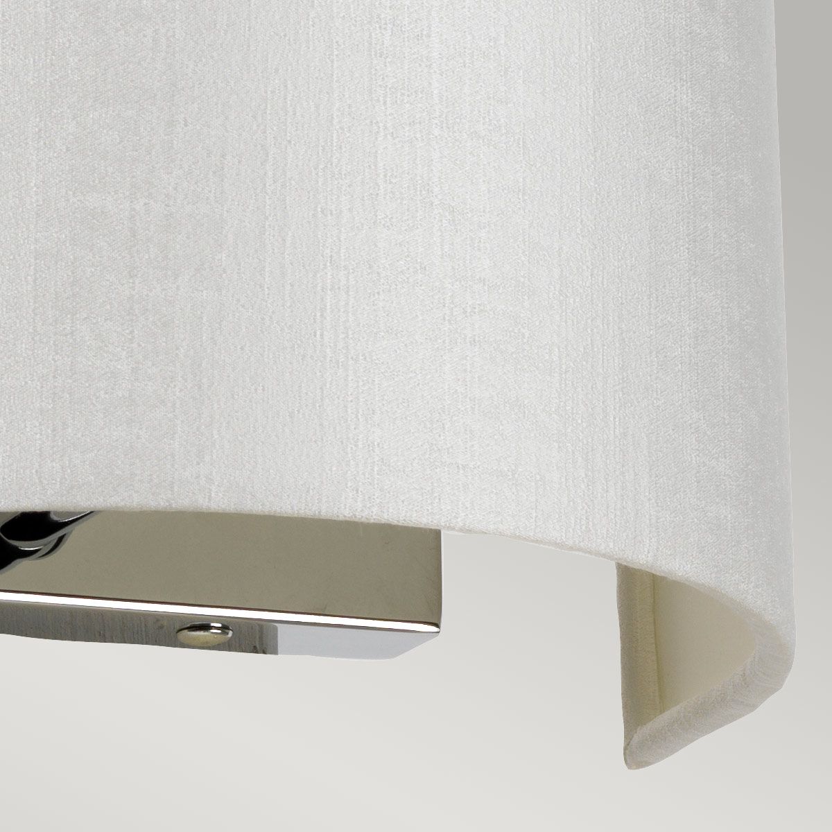 Cooper - Kleine, gebogene Wandleuchte mit polierter Chrom-Rückplatte und elfenbeinfarbenem Lampenschirm - Elsteadlighting - leuchtengrosshandel24