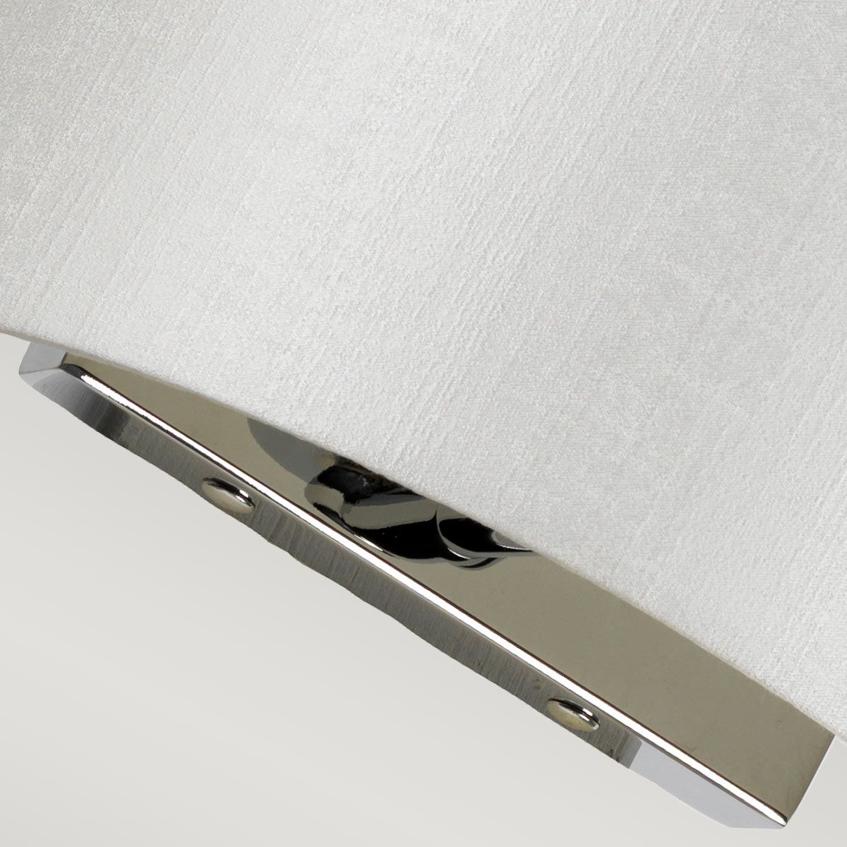 Cooper - Kleine, gebogene Wandleuchte mit polierter Chrom-Rückplatte und elfenbeinfarbenem Lampenschirm - Elsteadlighting - leuchtengrosshandel24