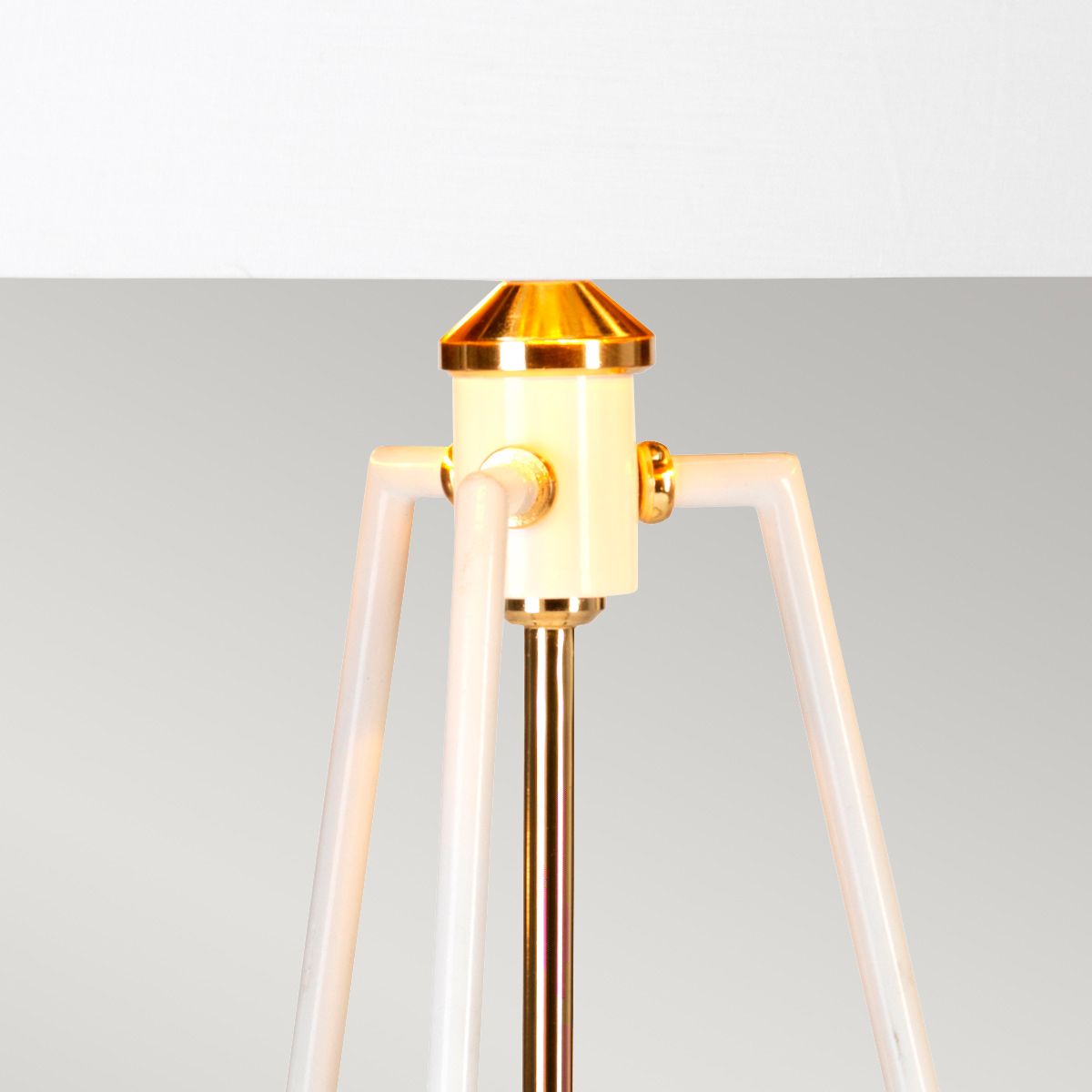 Ferrara Tischlampe - Weiß poliertes Gold mit weißem Schirm und metallischem Goldfutter - Elsteadlighting - leuchtengrosshandel24