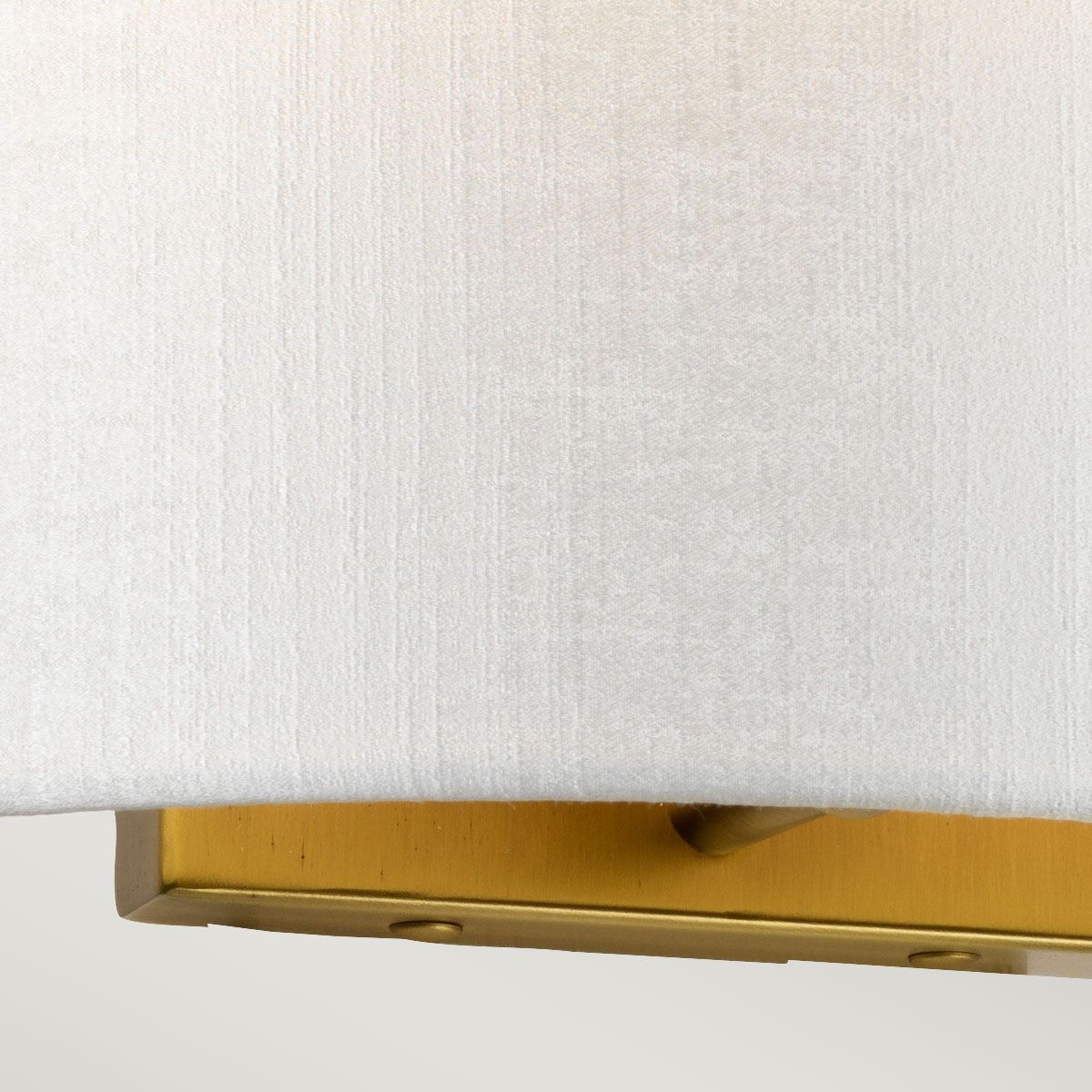 Gebogene Wandleuchte Cooper, mittelgroß, mit Rückplatte aus gealtertem Messing und elfenbeinfarbenem Schirm - Elsteadlighting - leuchtengrosshandel24