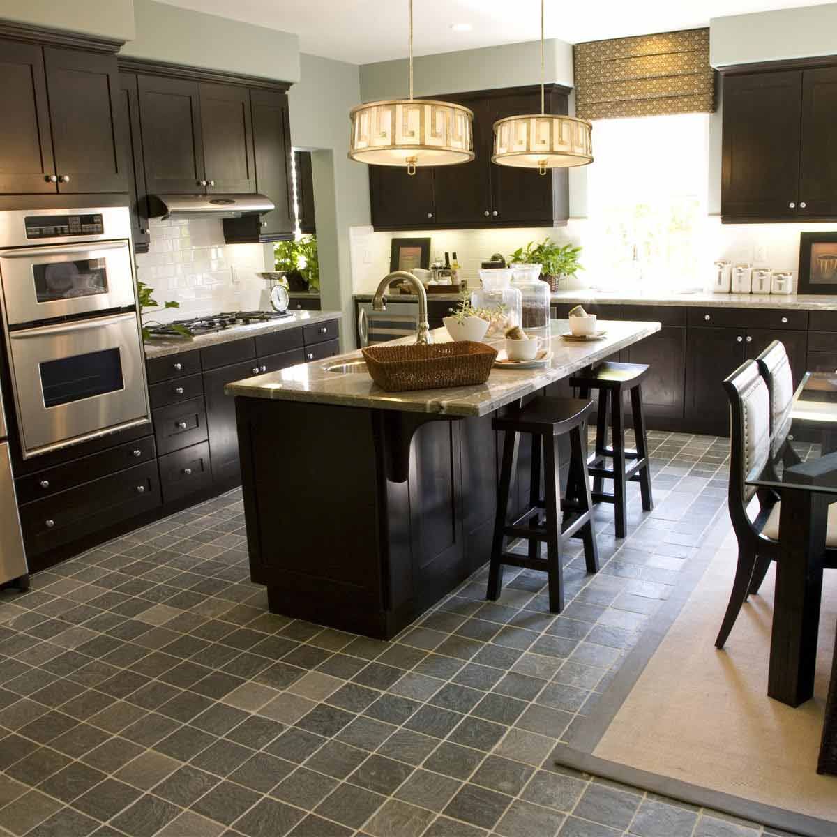 Große Pendelleuchte Lemuria mit 3 Lichtern und zwei Fassungen, Antik-Gold, Elfenbeinfarbener Lampenschirm - Elsteadlighting - leuchtengrosshandel24