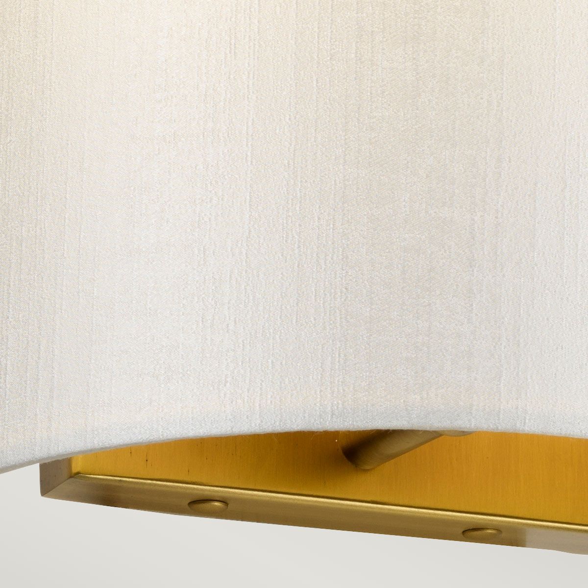 Kleine, gebogene Wandleuchte Cooper mit Rückplatte aus gealtertem Messing und elfenbeinfarbenem Schirm - Elsteadlighting - leuchtengrosshandel24