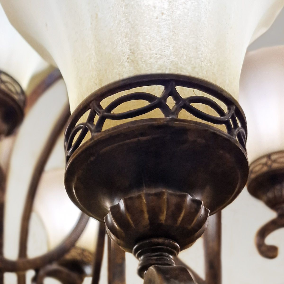 Kronleuchter mit 9 Lichtern für das Wohnzimmer – Walnuss - Elsteadlighting - leuchtengrosshandel24