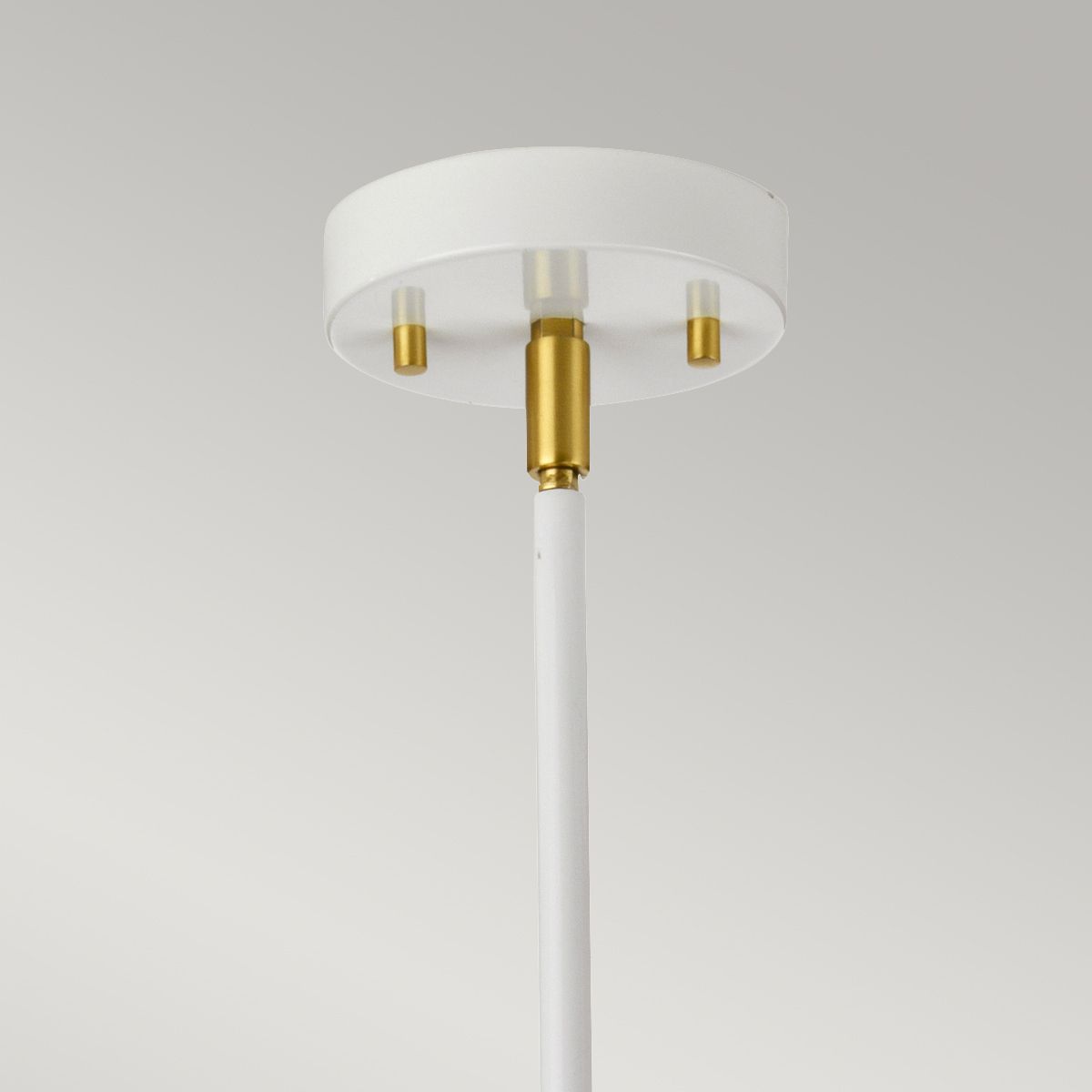 Kronleuchter Quinto mit 3 Lichtern, gealtertes Messing in Weiß - Elsteadlighting - QUINTO3 - WAB