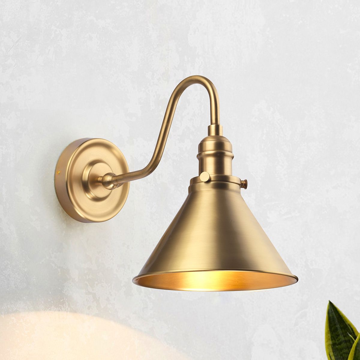 Provence 1 - flammige Wandleuchte - Gealtertes Messing - Elsteadlighting - PV1 - AB