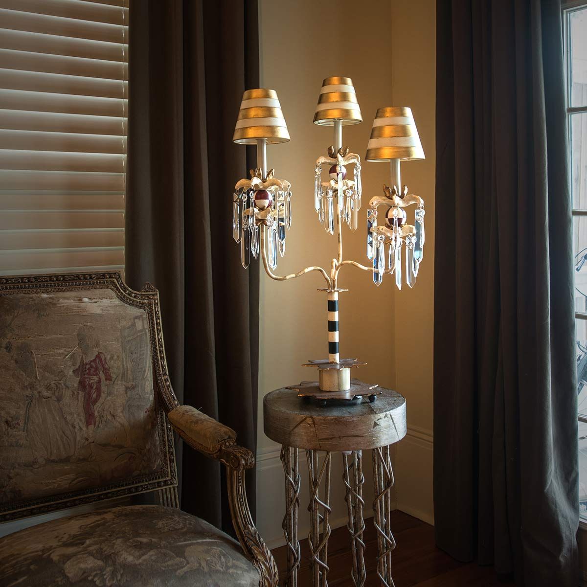 Tischlampe Birdland mit 3 Armen, Creme und Gold mit creme- und goldgestreiftem Schirm - Elsteadlighting - leuchtengrosshandel24