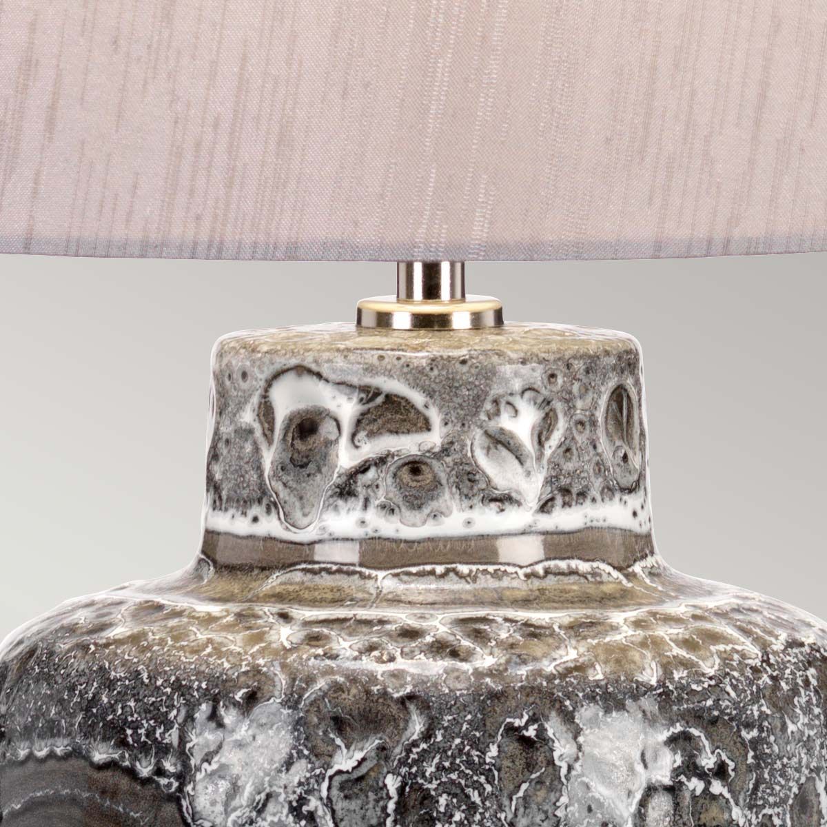 Tischlampe Woolwich mit 1 Flamme – strukturierter Graphit, weiße Glasur und silberner Schirm. - Elsteadlighting - WOOLWICH - TL