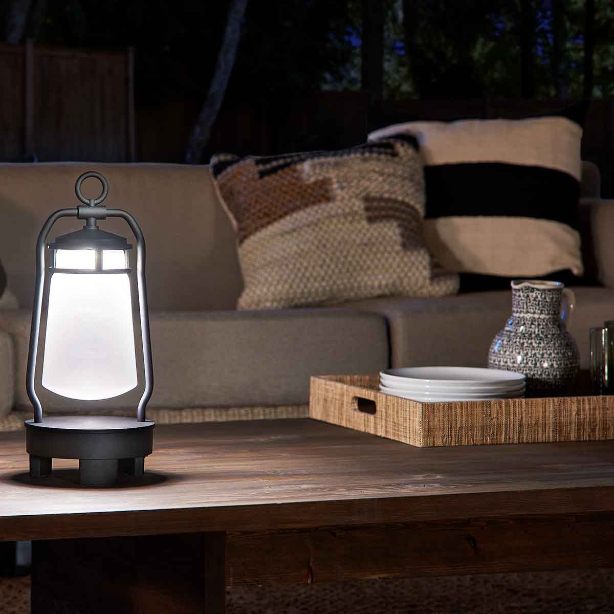 Tragbarer Bluetooth - Lautsprecher mit Laterne von Lyndon – UK - Stecker – Strukturiertes Schwarz - Elsteadlighting - KL - LYNDON - BT - A - BK