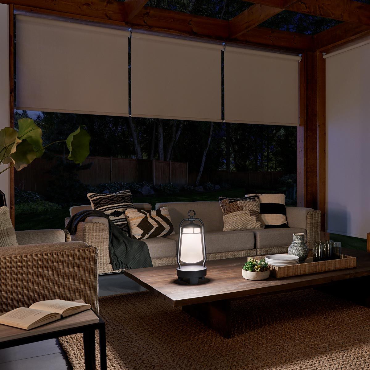 Tragbarer Bluetooth - Lautsprecher mit Laterne von Lyndon – UK - Stecker – Strukturiertes Schwarz - Elsteadlighting - KL - LYNDON - BT - A - BK