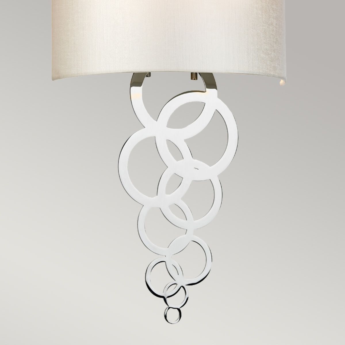 Wandleuchte Curtis, mittelgroß, 1 Licht, poliertes Chrom, Lampenschirm aus elfenbeinfarbener Kunstseide - Elsteadlighting - leuchtengrosshandel24