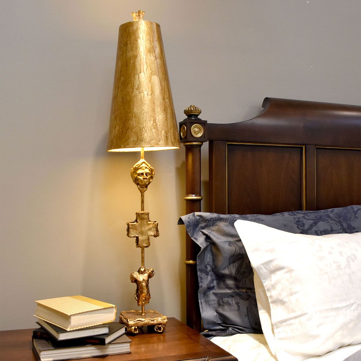 Tischlampe „Fragment“ mit 1 Licht, gealtertes Gold mit Blattgold und Schirm aus Umbraglasur