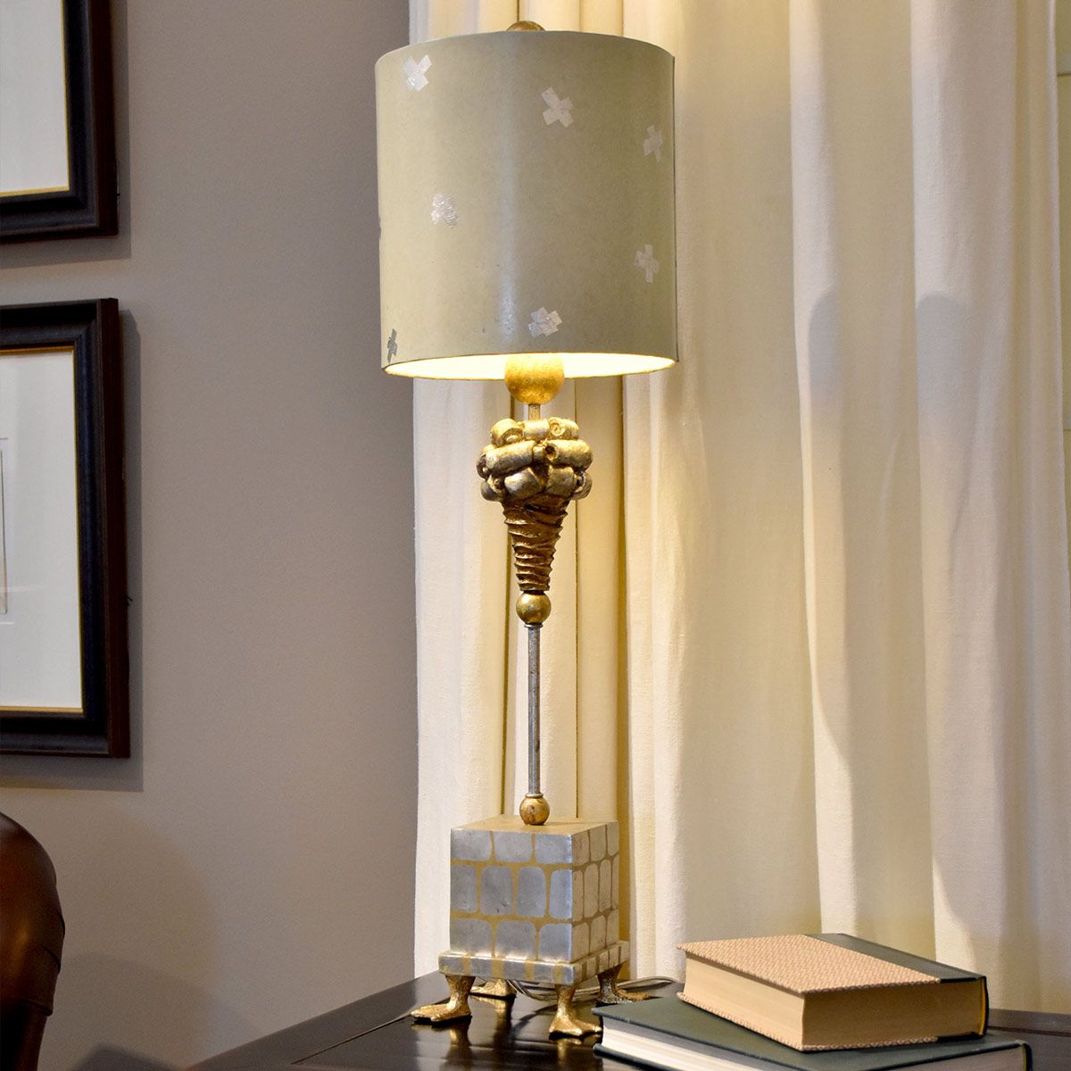 Tischlampe Pompadour X 1-flammig, Creme und Blattsilber, mit bemaltem cremefarbenen Schirm mit Blattsilberkreuzen
