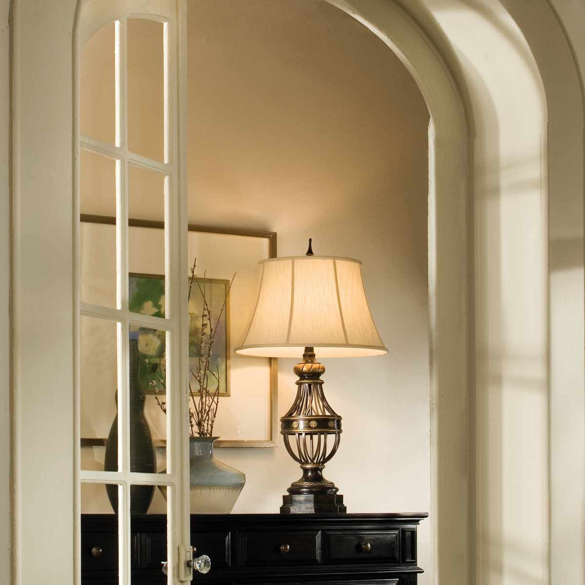 Tischlampe Augustine mit 1 Lampe, Antikbraun mit elfenbeinfarbenem Schirm
