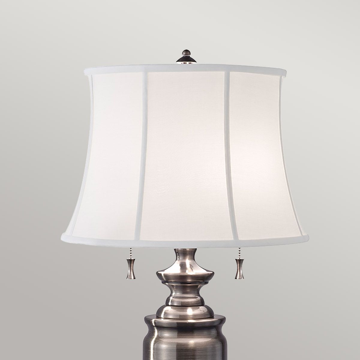 Tischlampe „Stateroom“ mit 2 Lichtern, Antik-Nickel, Schirm in echtem Weiß