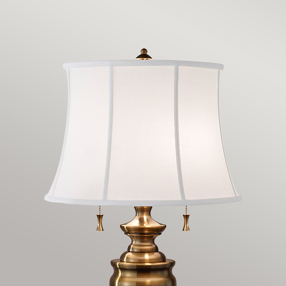 Stateroom 2-flammige Tischlampe - Bali Messing mit weißem Schirm