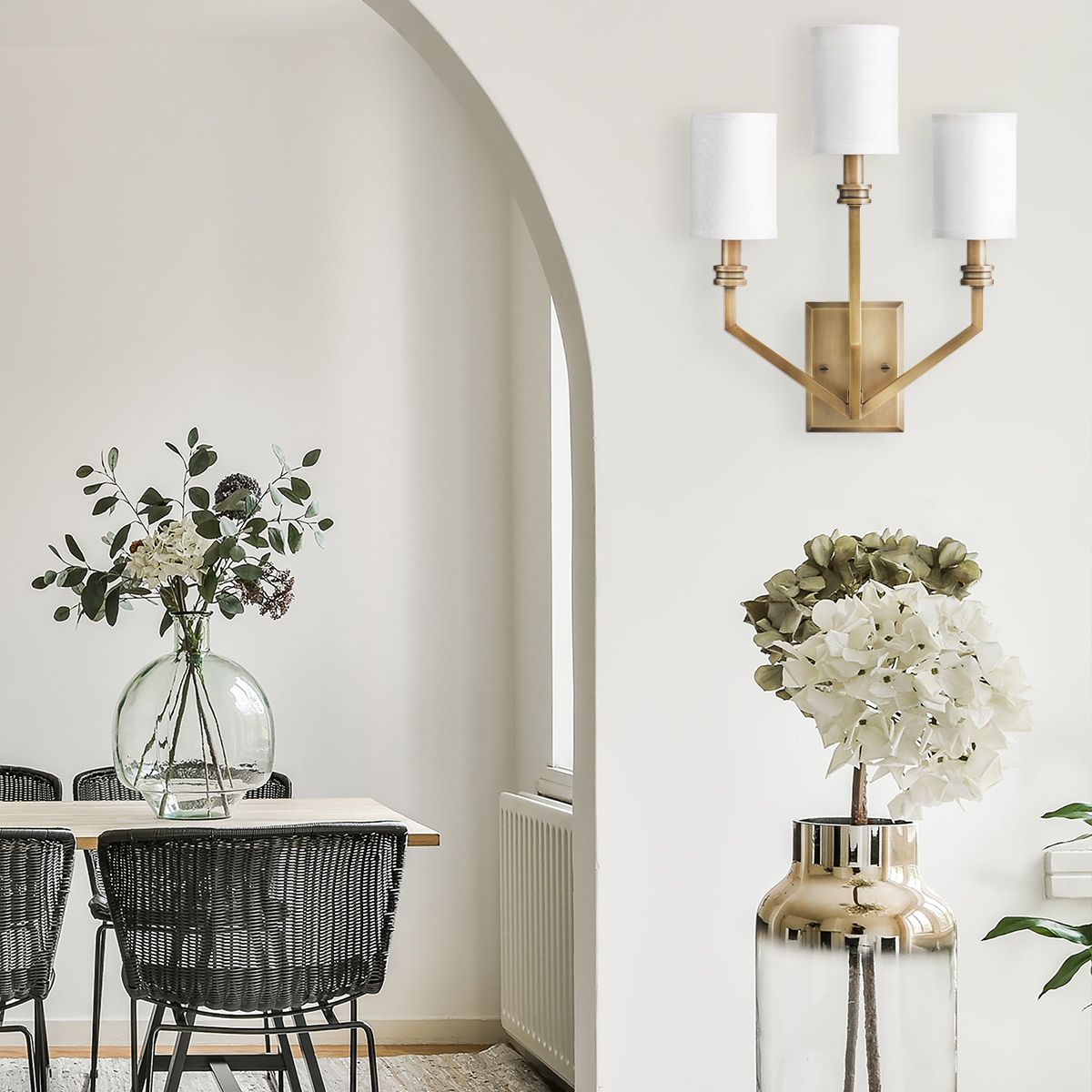 Hinkley Moore, große Wandleuchte, 3 l, traditionelles Messing mit elfenbeinfarbenem Leinenschirm - Elsteadlighting - leuchtengrosshandel24