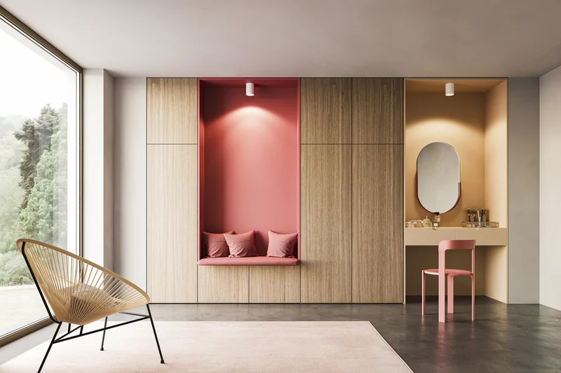 Weiße Aufbauleuchten beleuchten eine rote Sitznische und eine gelbe Spiegelnische in einer Holzwand.