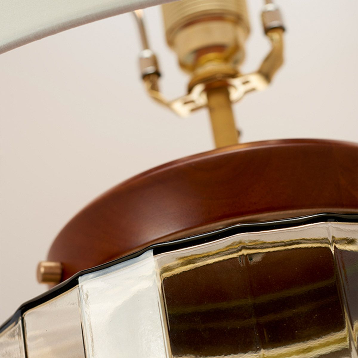 Luga Tischlampe - Rauch - Metallarbeiten gealtertes Messing - Glaswaren Rauch - Holz dunkel gebeizt