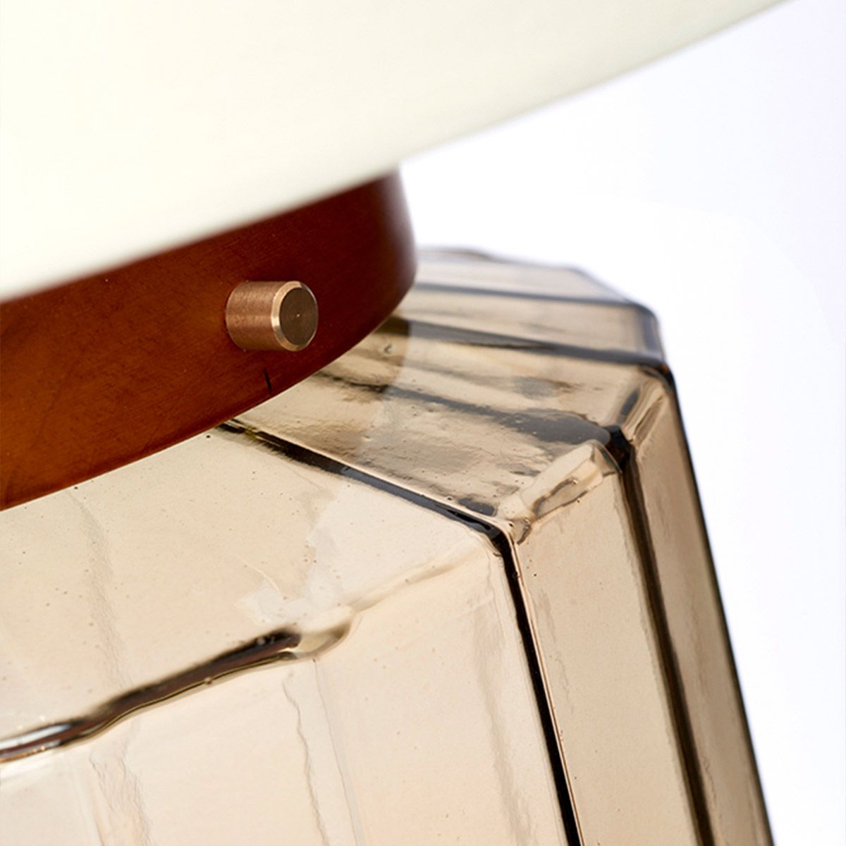Luga Tischlampe - Rauch - Metallarbeiten gealtertes Messing - Glaswaren Rauch - Holz dunkel gebeizt