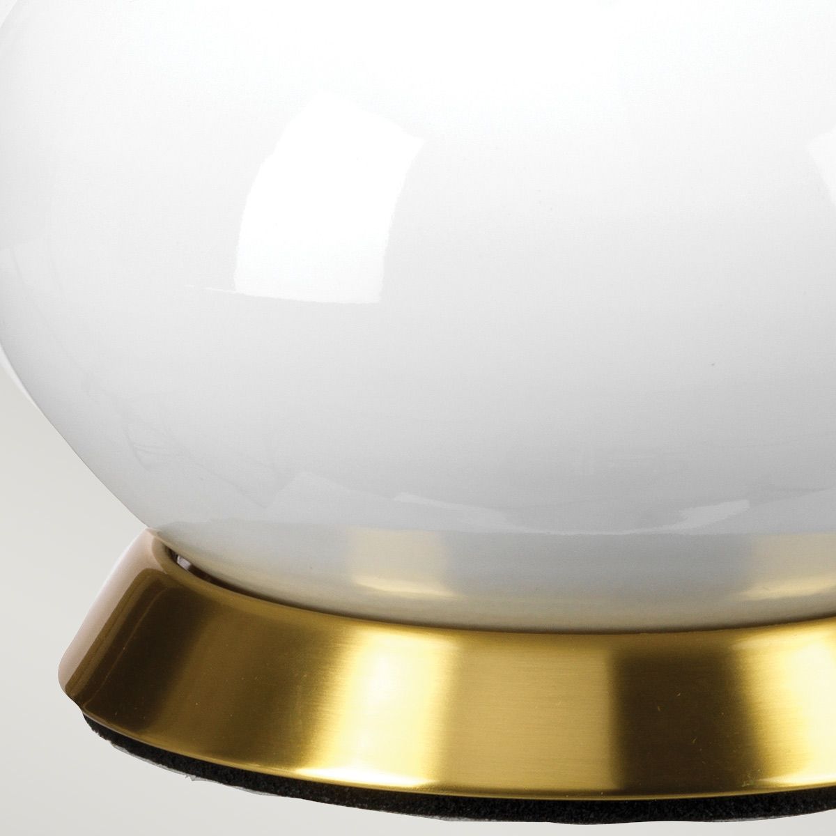 Milo 1-flammige Tischlampe - Gealtertes Messing, Weiß, Grau, Messing