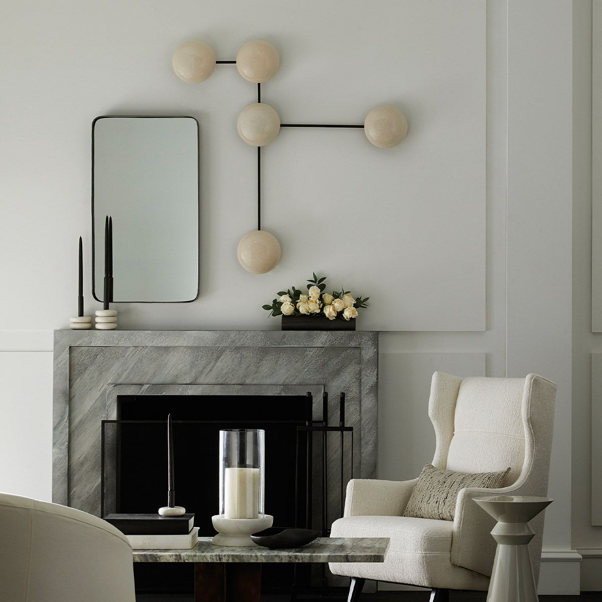 Arteriors Glaze Wandleuchte 5-flammig in elfenbeinfarbener Crackle-Look und geschwärzter Stahl