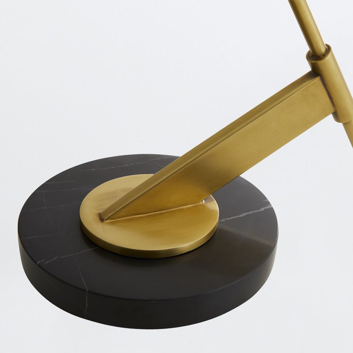 Arteriors Jenkins Tischleuchte 1-flammig in Bronze und Antikmessing