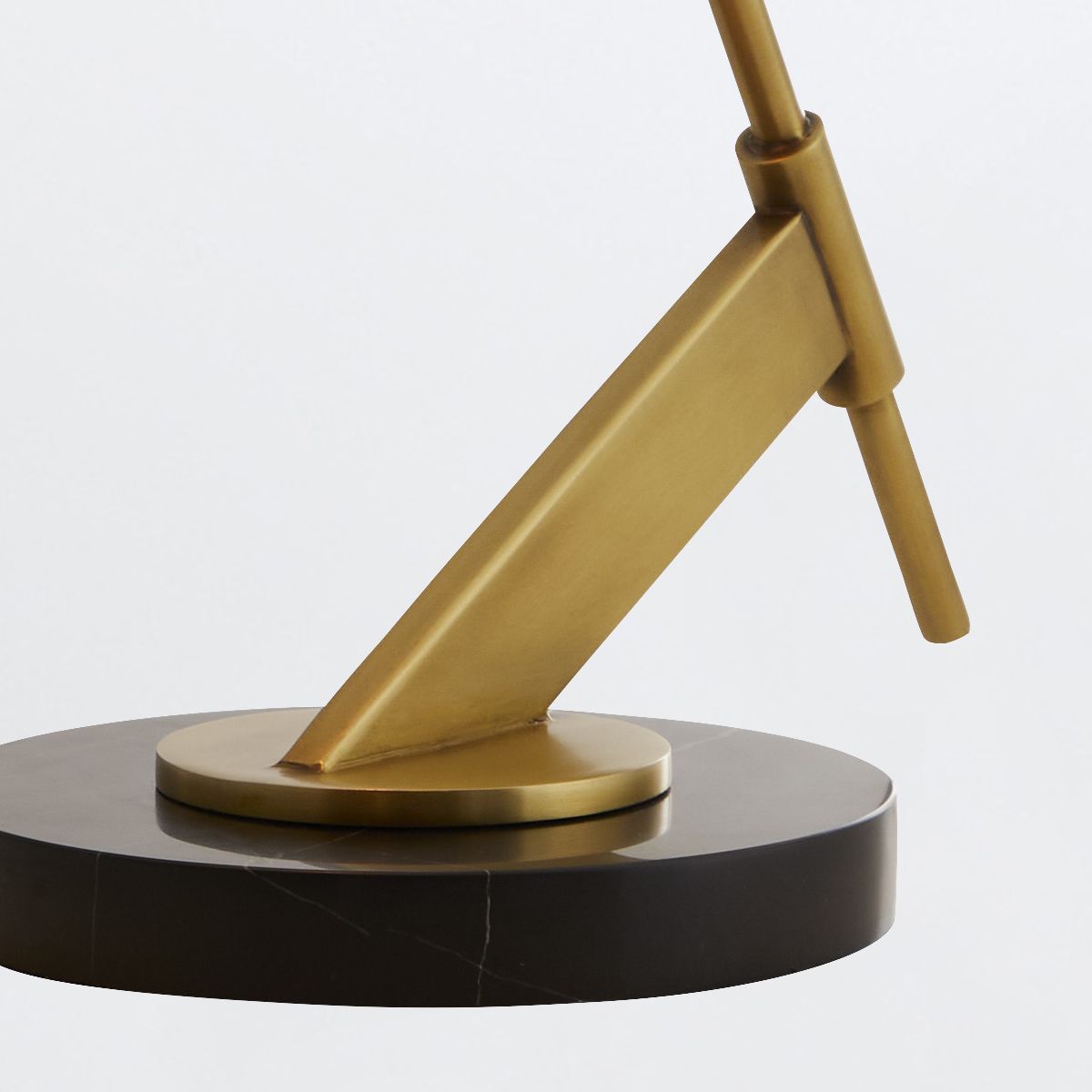 Arteriors Jenkins Tischleuchte 1-flammig in Bronze und Antikmessing