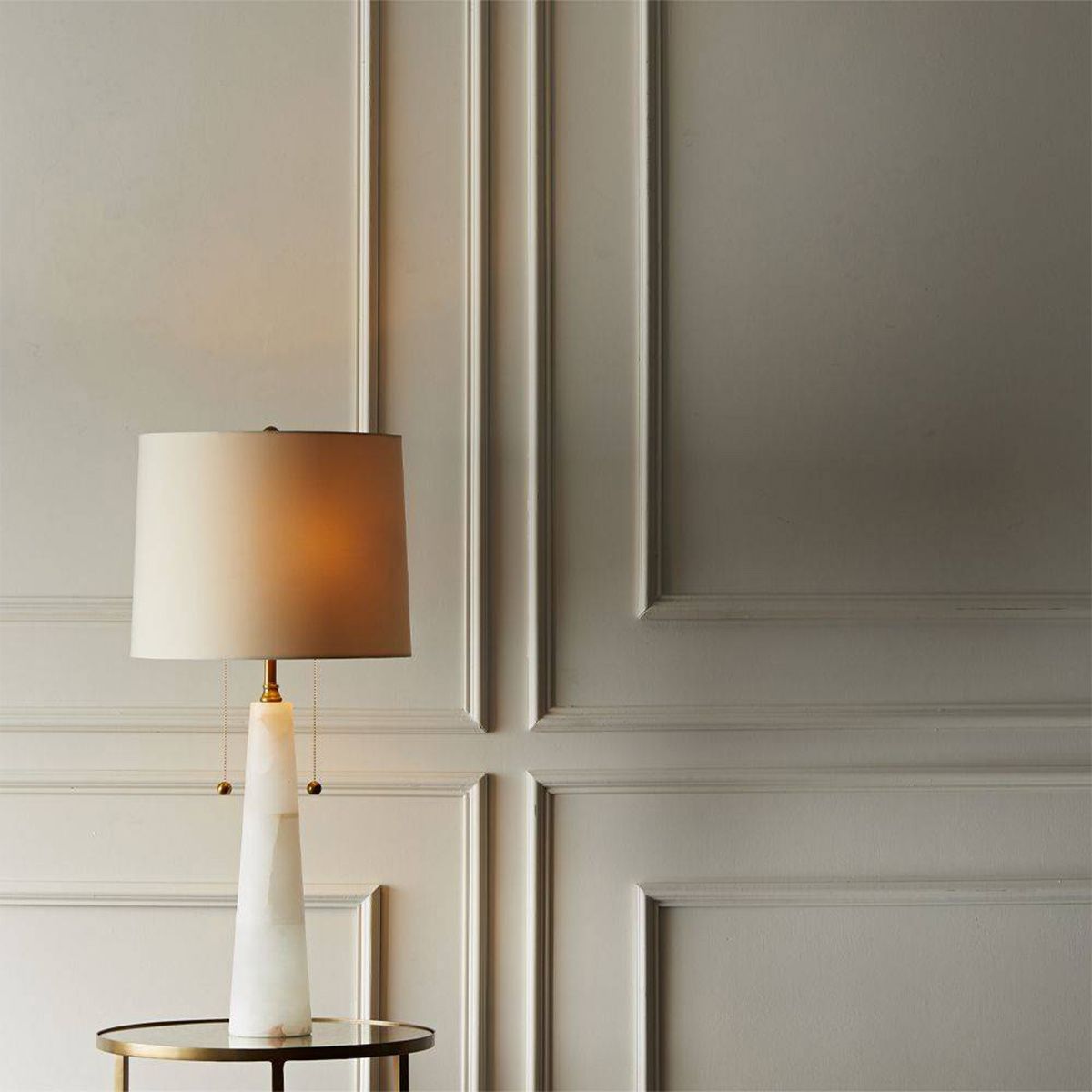 Arteriors Sidney Tischleuchte 2-flammig in weißer Alabaster with Antikmessing