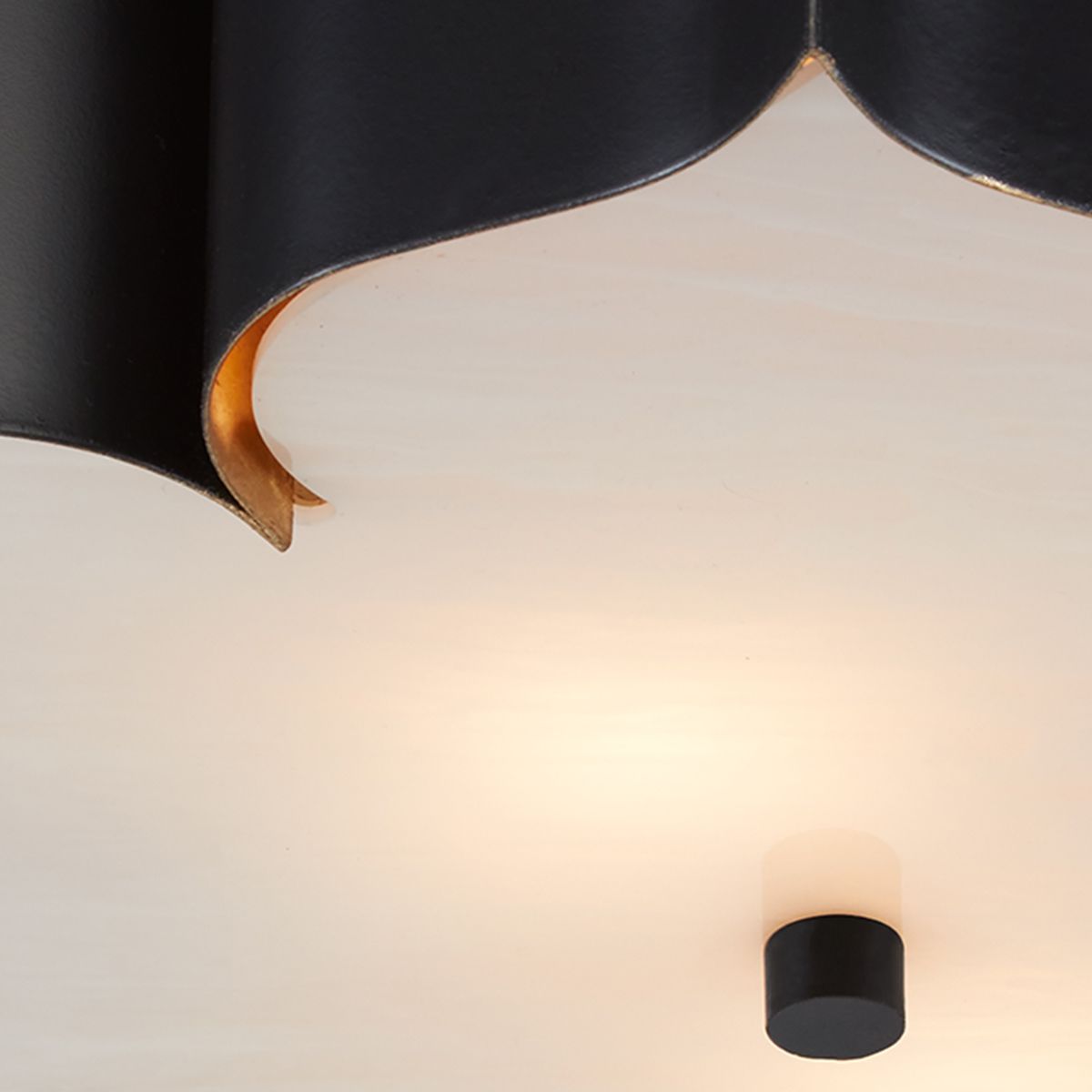 Currey & Company – Grand Lotus Deckenleuchte 3-flammig Schwarz/Gold/Faux Alabaster