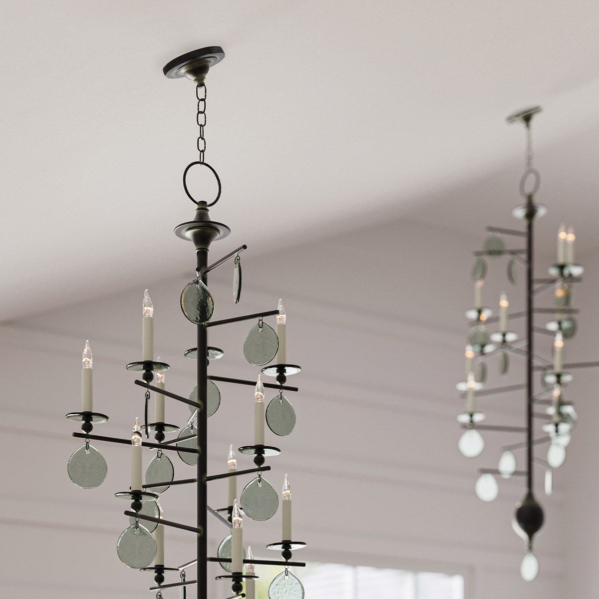 Currey & Company – Sethos Kronleuchter 12-flammig Old Iron
