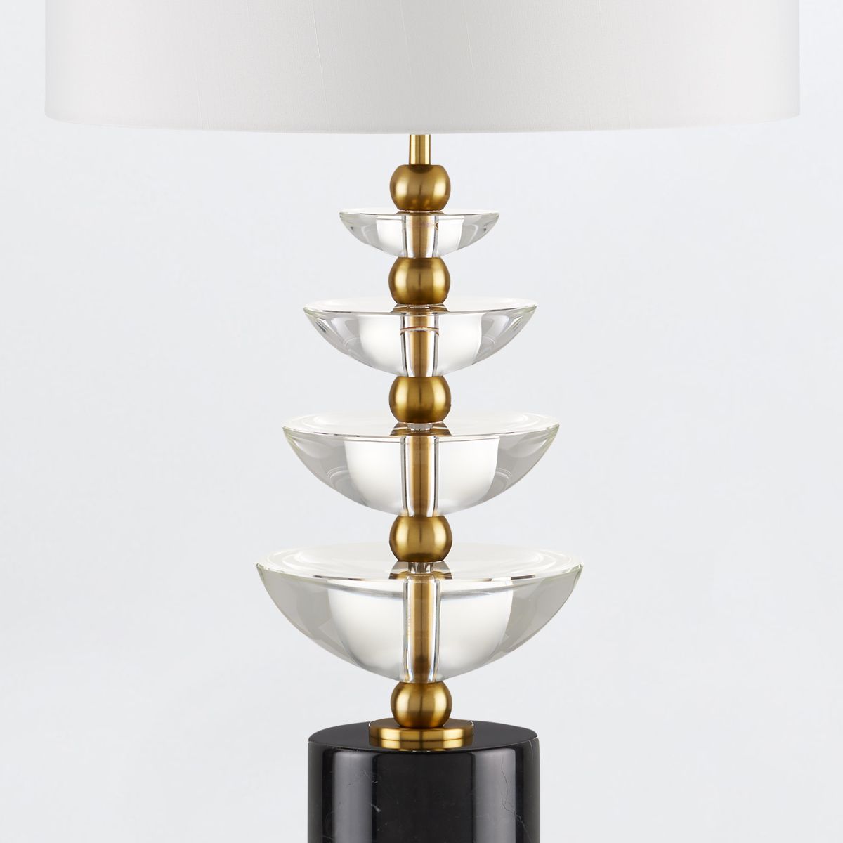 Currey & Company – Waterfall Tischleuchte 1-flammig Gold