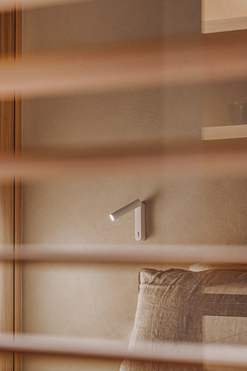 Moderne Schlafzimmer Wandleuchte als Leselicht am Bett