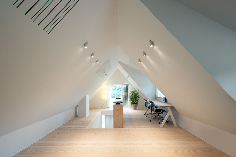 Weißer LED Einbaustrahler für moderne Innenräume