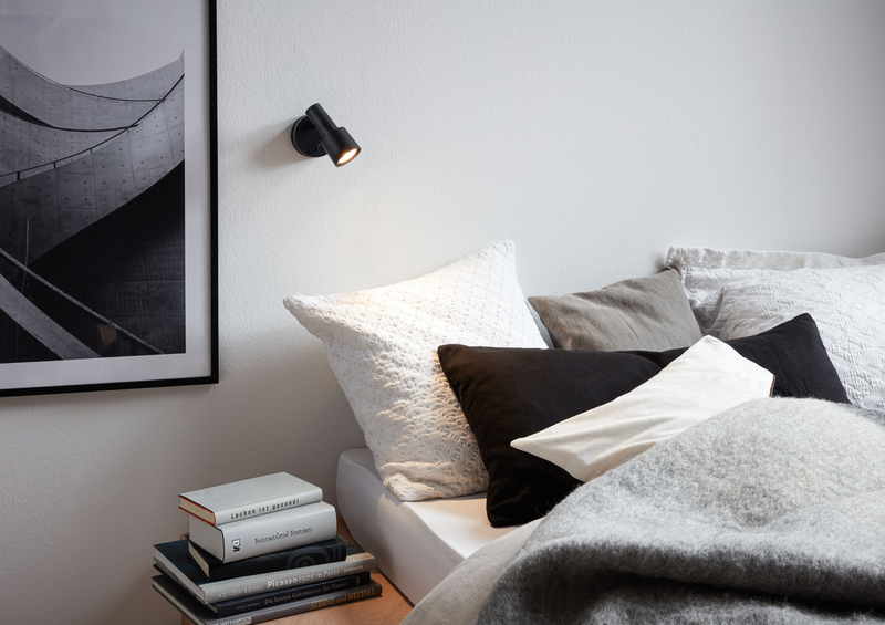 Applique de lecture près du lit offrant une lumière ciblée dans la chambre